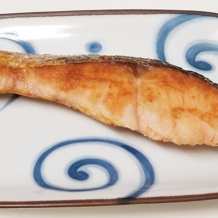 フライパンでの鮭の美味しい焼き方（小麦粉使用）